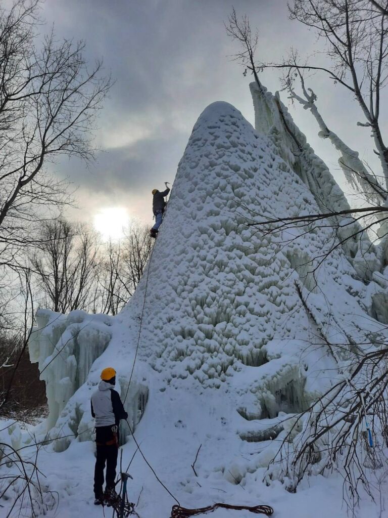 Rusiyalı alpinistlər kommunal dağını fəth edib