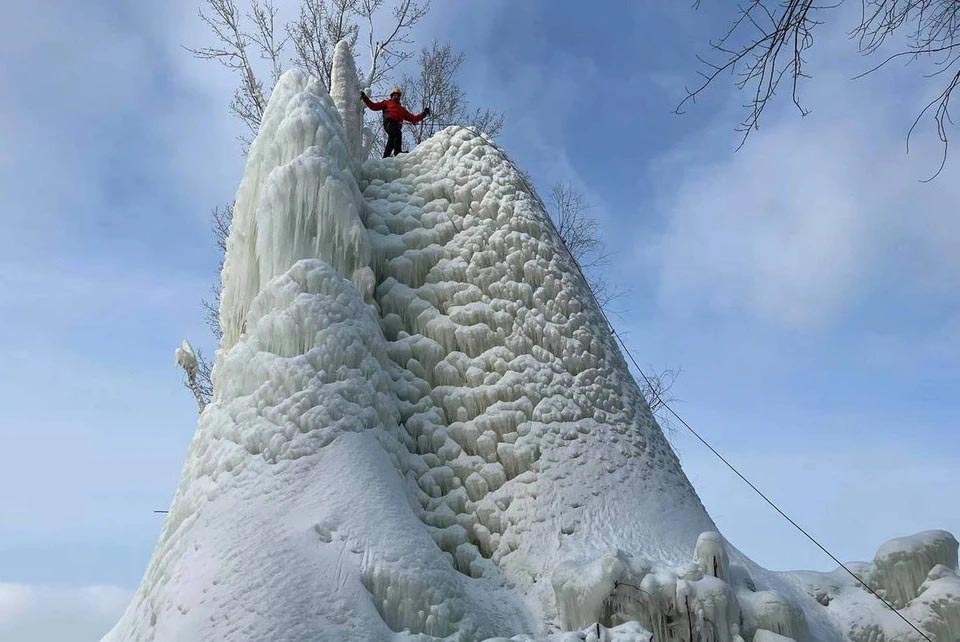 Rusiyalı alpinistlər kommunal dağını fəth edib